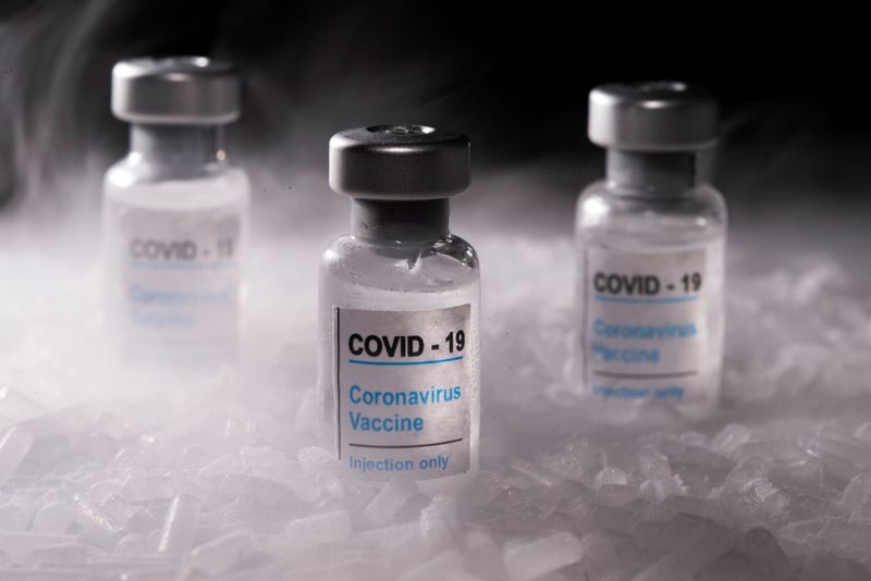 &copy; Reuters. Frascos rotulados como de vacina para Covid-19 em foto de ilustração
