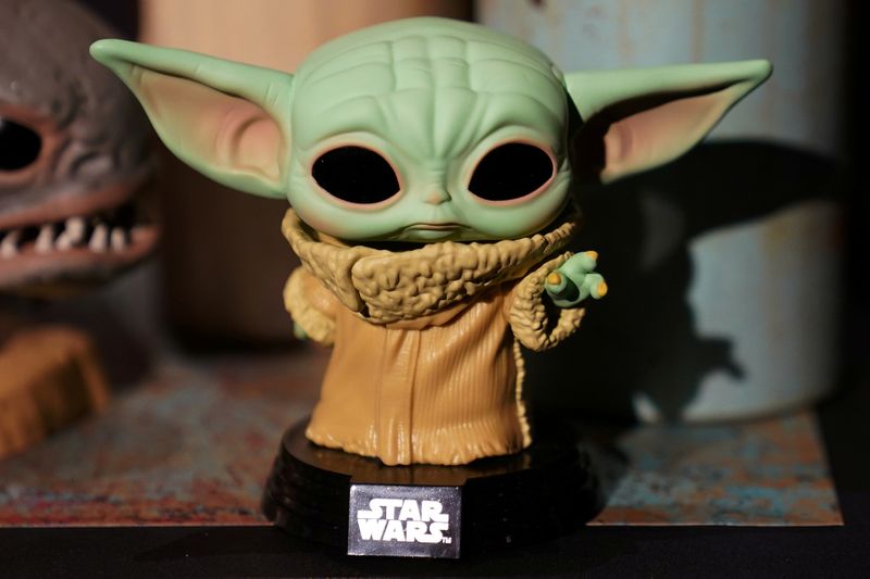 &copy; Reuters. FOTO DE ARCHIVO. Un juguete de Baby Yoda es fotografiado durante una exhibición de productos de &quot;Star Wars&quot;, ciudad de Nueva York