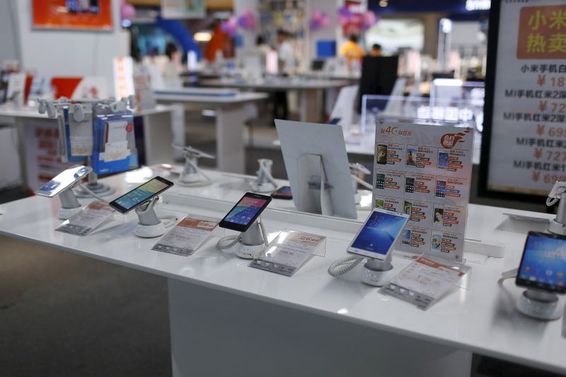 &copy; Reuters. Imagen de archivo de teléfonos móviles en exhibición en un mercado electrónico en Shanghái
