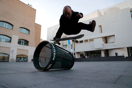 Barcelona Skateboarder Proves Height Is No Big Deal By Reuters - how to do a kickflip on arsenal skateboarsds roblox