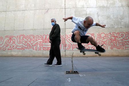 Barcelona Skateboarder Proves Height Is No Big Deal By Reuters - how to do a kickflip on arsenal skateboarsds roblox