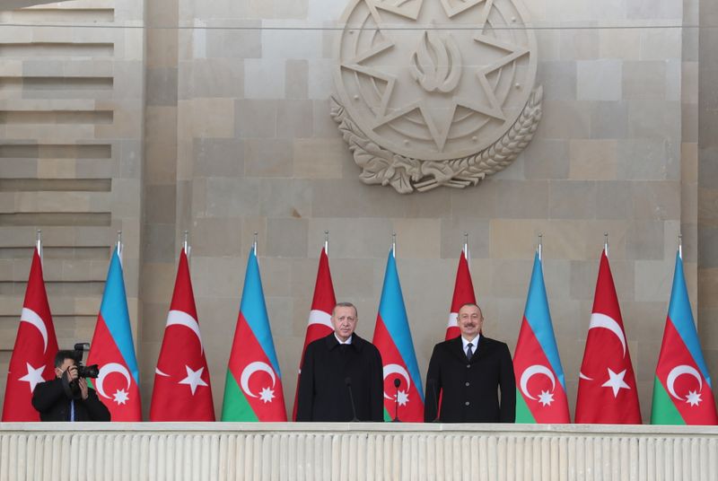 © Reuters. Presidents Erdogan of Turkey and Aliyev of Azerbaijan attend a military parade in Baku