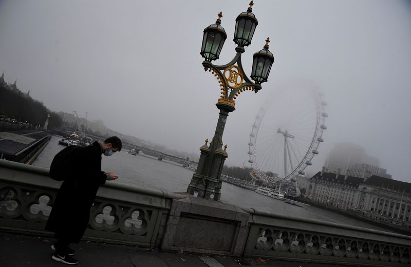 &copy; Reuters. The London Eye wheel is seen on a foggy morning, amid the spread of the coronavirus disease (COVID-19), London, Britain