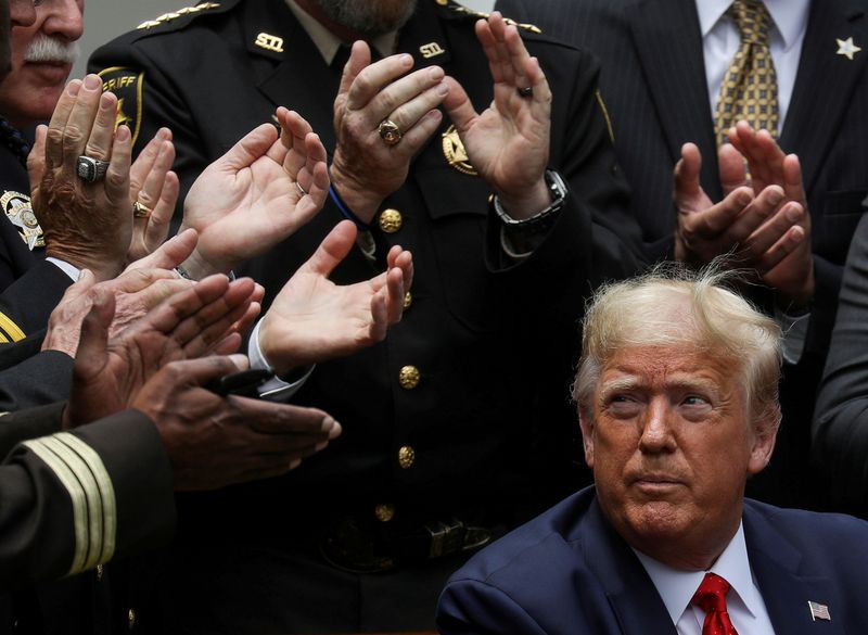 &copy; Reuters. FOTO DE ARCHIVO. El presidente de Estados Unidos, Donald Trump, escucha los aplausos tras firmar una orden ejecutiva sobre la reforma policial durante una ceremonia en el Rose Garden de la Casa Blanca en Washington, Estados Unidos