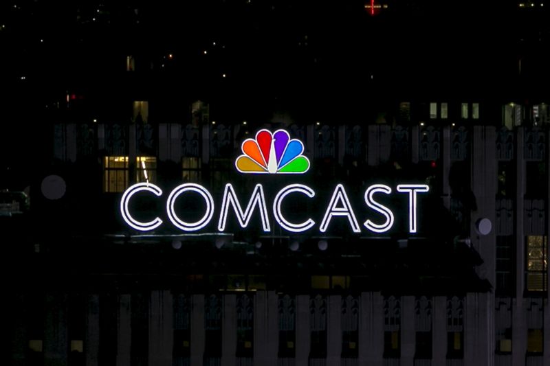 &copy; Reuters. FOTO DE ARCHIVO. El logotipo de NBC y Comcast se muestra en la parte superior del 30 Rockefeller Plaza, anteriormente conocido como el edificio GE, en el centro de Manhattan en Nueva York