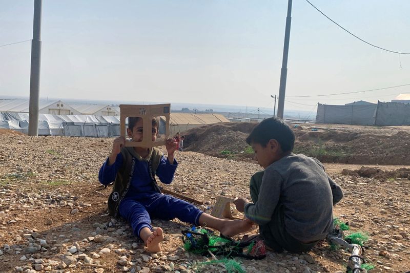 &copy; Reuters. Displaced Iraqi children play at Hassan Sham camp, in al-Khazer