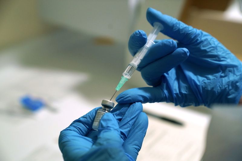 &copy; Reuters. Imagen de archivo de una aguja insertada en un vial de la vacuna COVID-19 de Pfizer/BioNTech en la Enfermería Royal Victoria, en el primer día del mayor programa de inmunización en la historia británica, en Newcastle