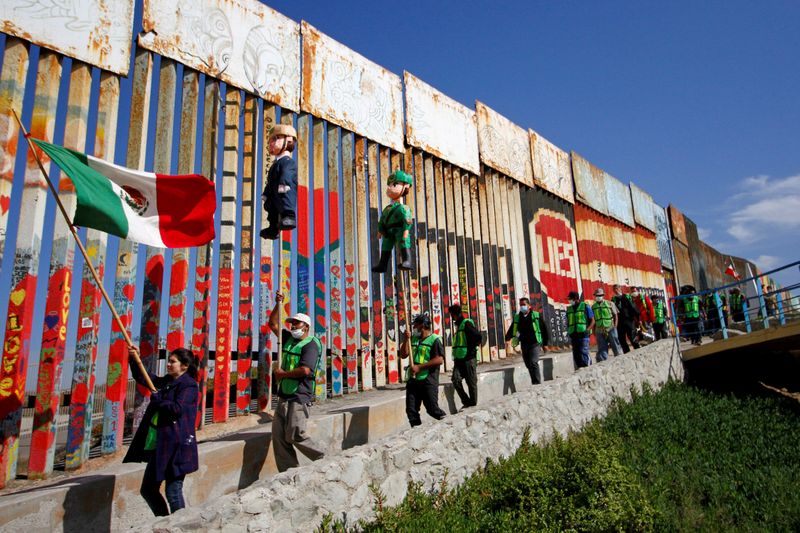 &copy; Reuters. FILE PHOTO: Migrants and members of civil society hold pinatas during a protest in Tijuana