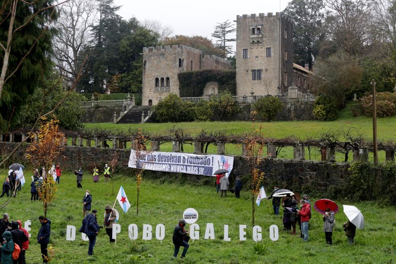 &copy; Reuters. Manifestantes protestam contra herdeiros de ex-ditador Franco em frente ao palácio Pazo de Meiras, em Sada, na Espanha