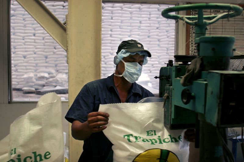 © Reuters. Trabalhador prepara saca de açúcar em Cantaranas, Honduras