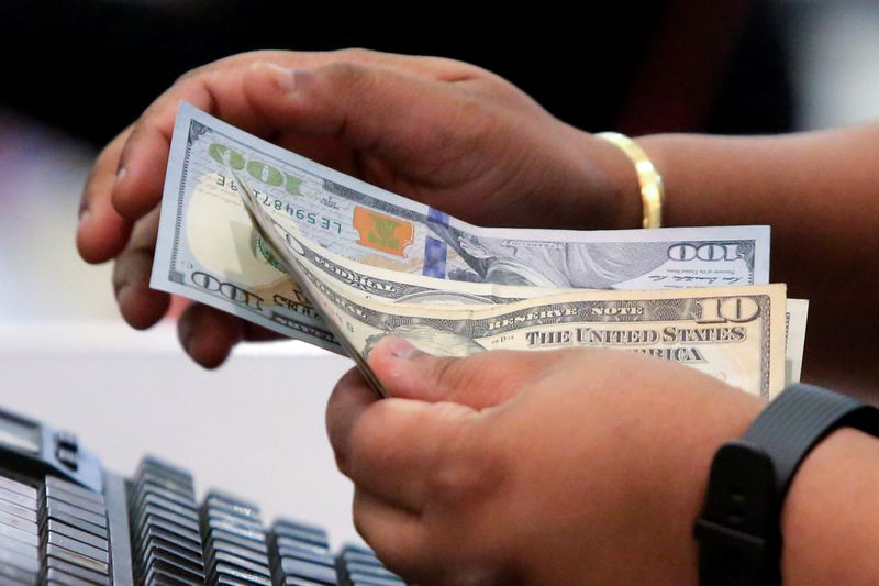 &copy; Reuters. FILE PHOTO: A cashier handles money in Macy&apos;s Herald Square in Manhattan