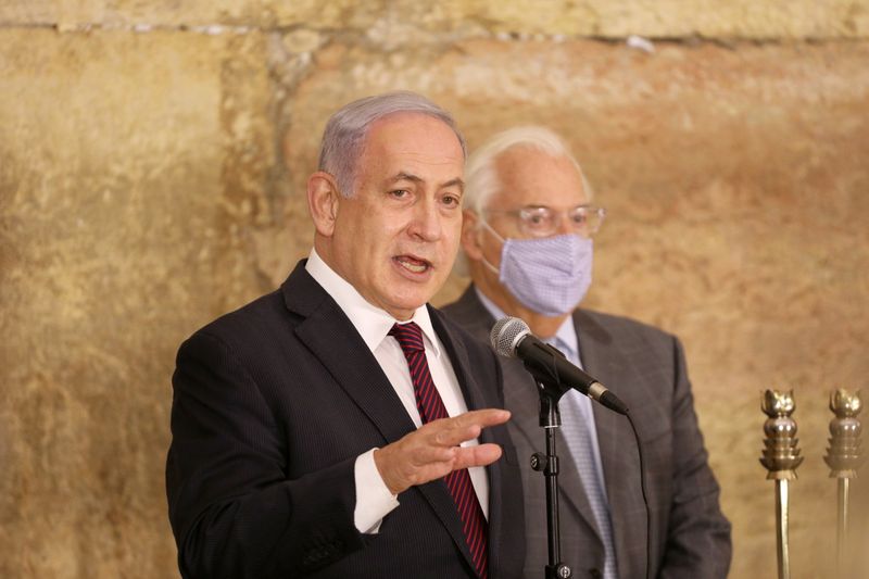 © Reuters. Israeli PM Netanyahu and U.S. Ambassador to Israel Friedman light the first Hanukkah at the Western Wall in Jerusalem's Old City