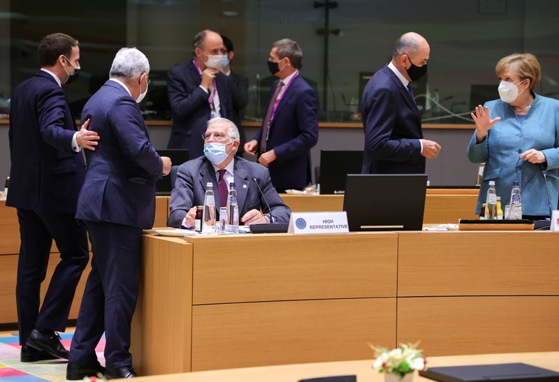 &copy; Reuters. La canciller de Alemania, Angela Merkel, habla con el primer ministro de Eslovenia, Janez Jansa, junto al presidente de Francia, Emmanuel Macron, y el alto representante para Asuntos Exteriores y Política de Seguridad y vicepresidente de la Comisión Eur