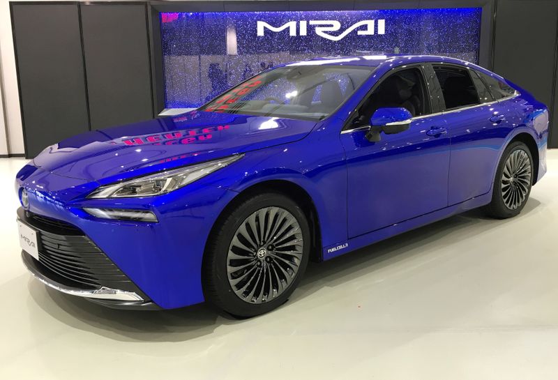 &copy; Reuters. FILE PHOTO: Toyota Motor Corp&apos;s revamped Mirai hydrogen fuel cell car is displayed at its launching event in Tokyo