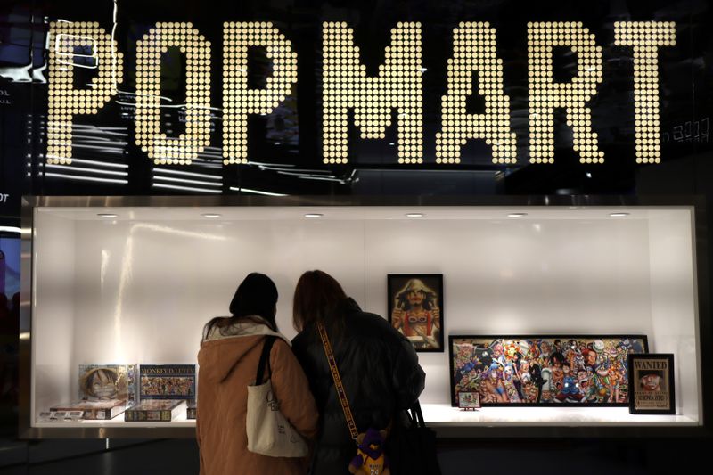 © Reuters. Customers are seen inside a store of Chinese toy maker Pop Mart at a shopping mall in Beijing