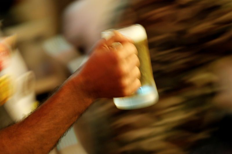 &copy; Reuters. FILE PHOTO: A waiter carries a beer mug at a pub in Mumbai