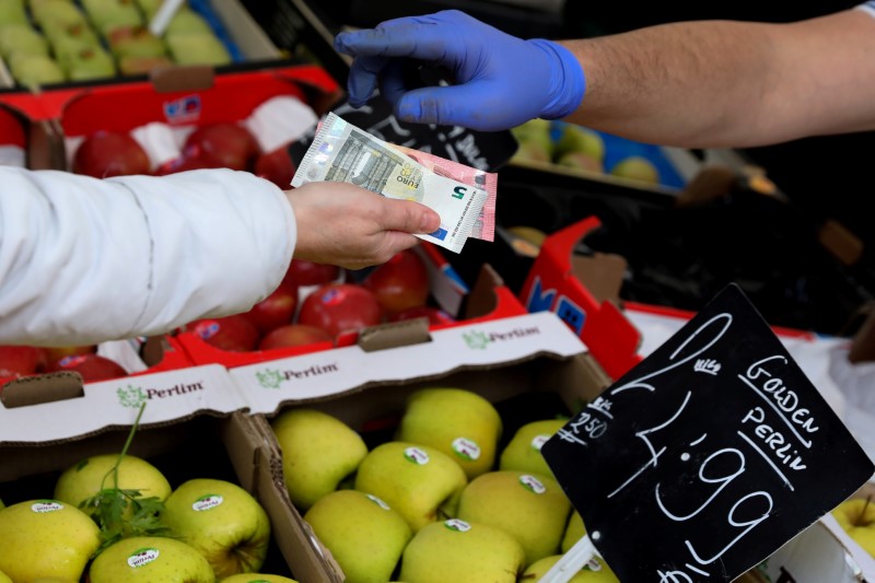 &copy; Reuters. FOTO DE ARCHIVO: Imagen de un mercadillo en Madrid, España, el 29 de mayo de 2018