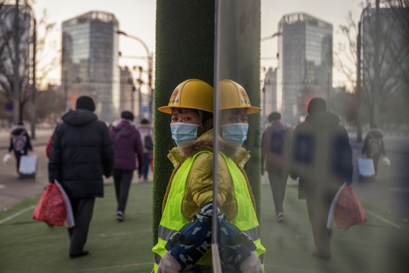 © Reuters. Funcionário do lado de fora de local de construção em Pequim