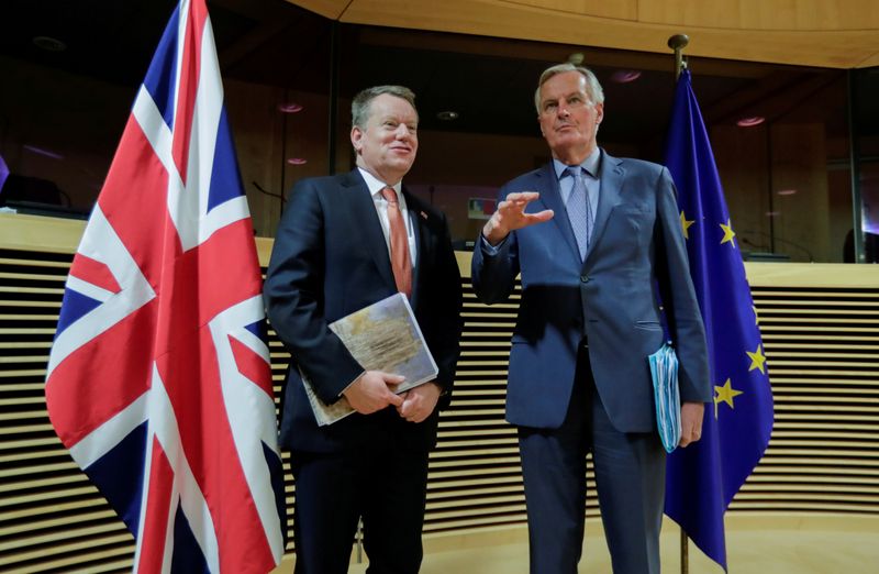 &copy; Reuters. Il capo negoziatore Ue per la Brexit Michel Barnier e il capo negoziatore britannico David Frost  all&apos;inizio dei colloqui sull&apos;accordo commerciale post-Brexit tra la Ue e il Regno Unito