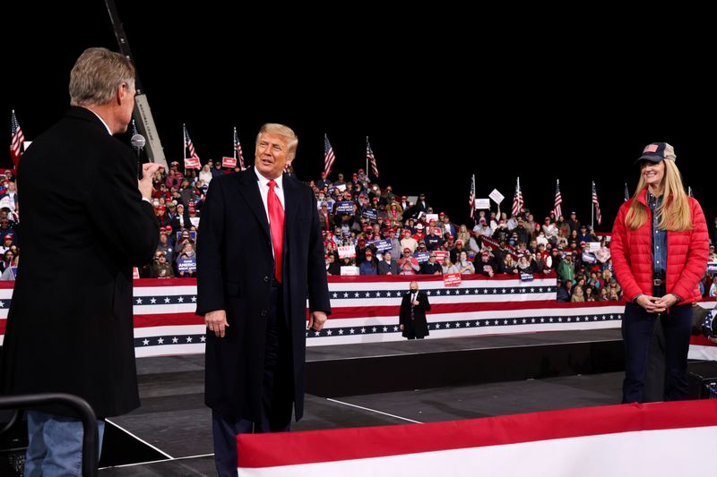 © Reuters. FILE PHOTO: U.S. President Donald Trump campaigns for Republican U.S. senators David Perdue and Kelly Loeffler, in Valdosta, Georgia