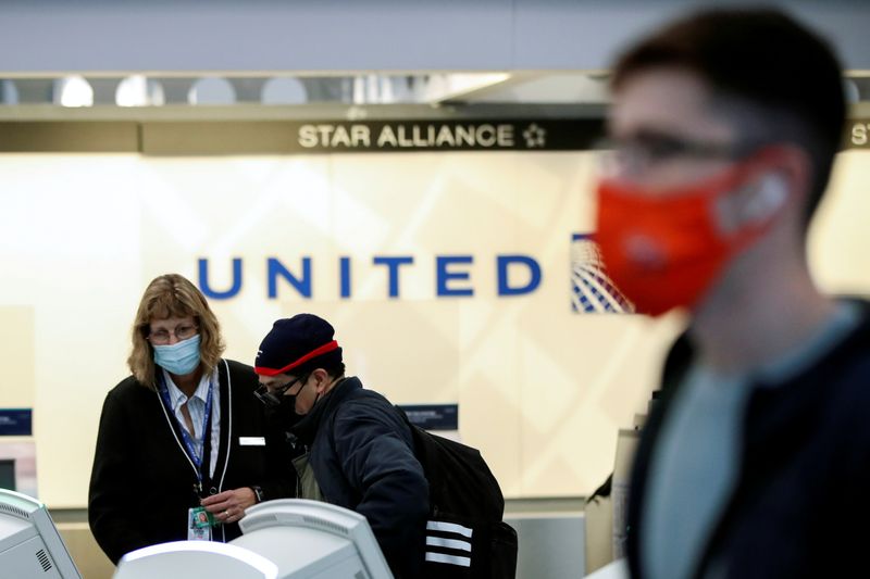 &copy; Reuters. FILE PHOTO: Travelers at O&apos;Hare International Airport ahead of the Thanksgiving holiday in Chicago