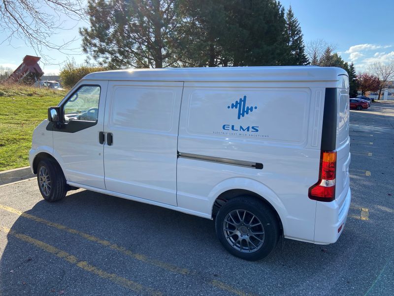 © Reuters. FILE PHOTO: An Electric Last Mile Solutions UD-1 electric commercial van is seen in Auburn Hills