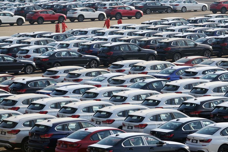 &copy; Reuters. Coches recién fabricados en un puerto de Dalian, provincia de Liaoning, China, el 10 de abril de 2020