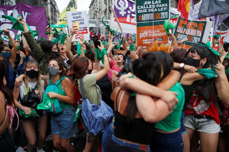 &copy; Reuters. Manifestantes comemoram aprovação de lei do aborto pela Câmara dos Deputados da Argentina em Buenos Aires