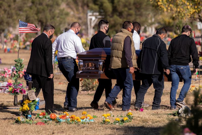 &copy; Reuters. Família carrega caixão no cemitério Our Lady of Mount Carmel, em El Paso, no Texas