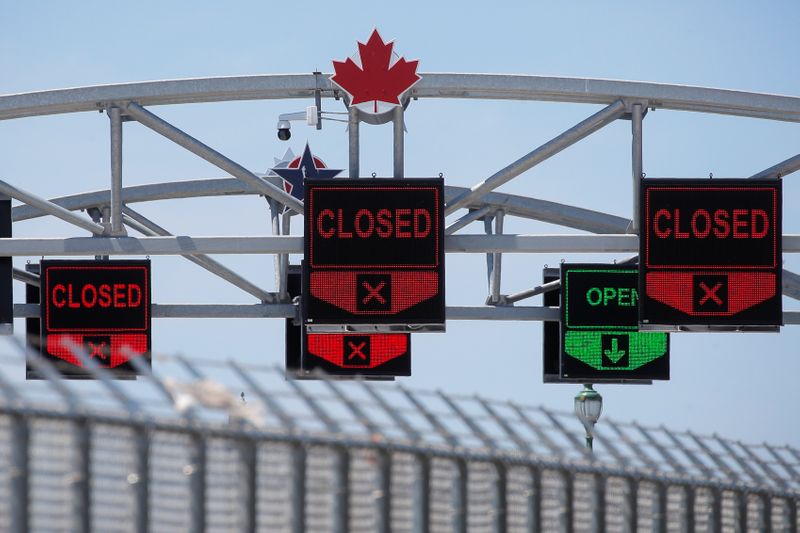 &copy; Reuters. A Canadian maple leaf is seen on The Peace Bridge, which runs between Canada and the United States, over the Niagara River in Buffalo, New York