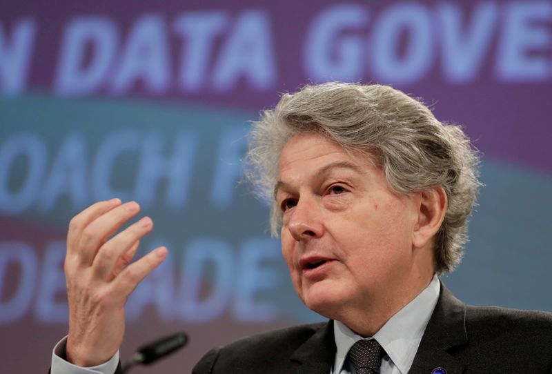 © Reuters. FILE PHOTO: EU digital chief Vestager presents directive on data governance