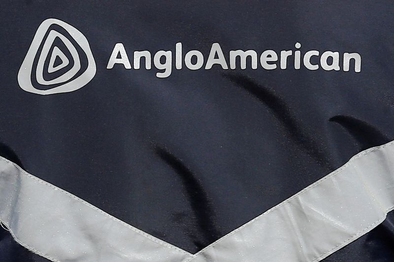 &copy; Reuters. IMAGEN DE ARCHIVO. El logo de Anglo American es visto en una chaqueta de un empleado en la mina de cobre Los Bronces, en las afueras de Santiago, Chile