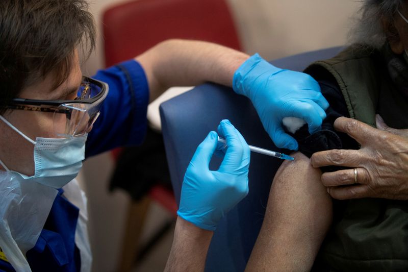 © Reuters. FILE PHOTO: A man receives the first of two Pfizer/BioNTech COVID-19 vaccine jabs, at Guy's Hospital in London