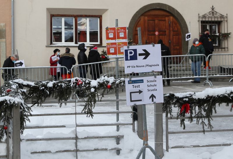 © Reuters. Fila de pessoas em centro de testagem da Covid-19 em Zuoz, na Suíça