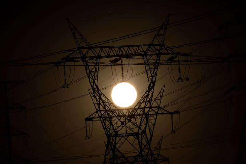 © Reuters. Linha de transmissão de energia em Brasília (DF)