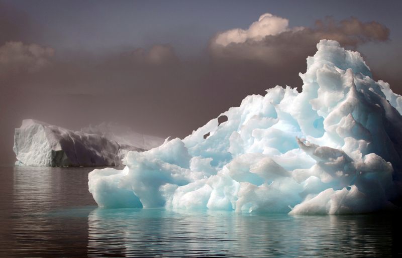 &copy; Reuters. FILE PHOTO: Icebergs float in a fjord near the south Greenland town of Narsaq