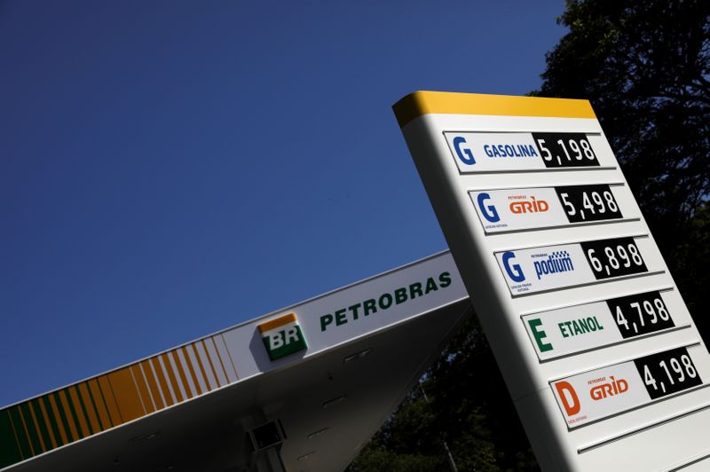 &copy; Reuters. Preços de combustíveis em posto da BR Distribuidora, em março