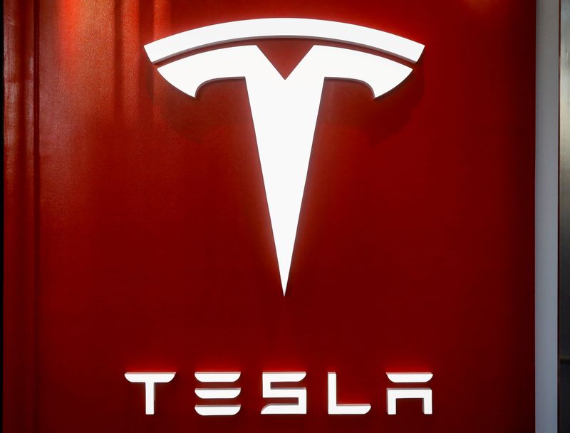 © Reuters. FILE PHOTO: The Tesla logo is seen at the entrance to Tesla Motors' showroom in Manhattan's Meatpacking District in New York City