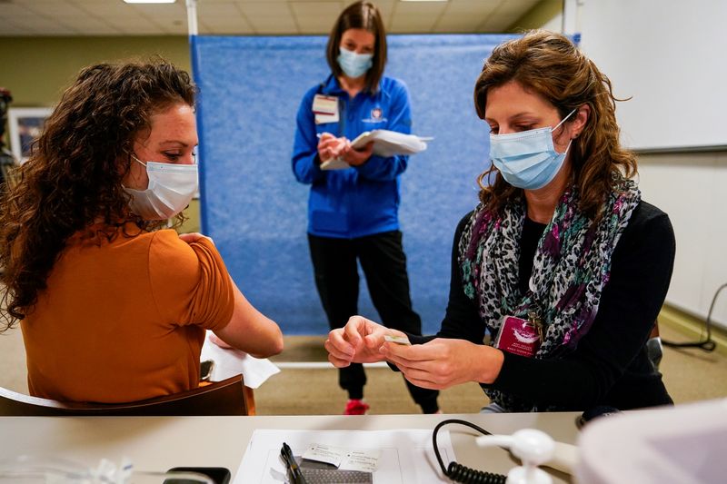 &copy; Reuters. A major hospital in Indiana rehearses its distribution of the COVID-19 vaccine