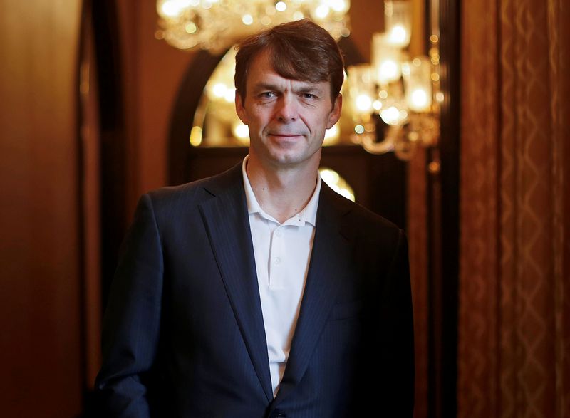 &copy; Reuters. FILE PHOTO: Mike Manley, when Chrysler&apos;s president and chief executive officer for the Jeep brand, poses in a hotel lobby before the start of a news conference in Mumbai