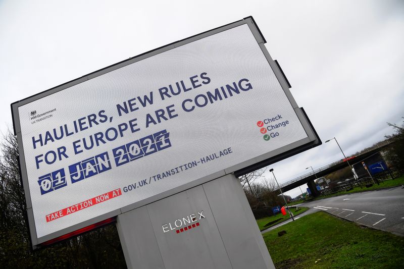 © Reuters. British government Brexit information campaign advertisement is seen along the M25 near Westerham