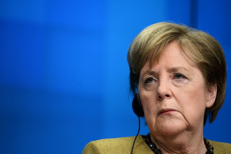&copy; Reuters. مصادر: ميركل تبحث يوم الأحد تشديد إجراءات العزل العام مع الولايات الألمانية