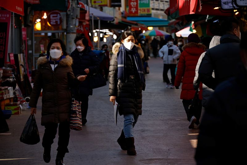 &copy; Reuters. People shop amid the coronavirus disease (COVID-19) pandemic at a traditional market in Seoul