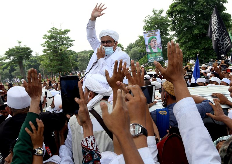 © Reuters. احتجاز رجل دين إندونيسي بتهمة انتهاك إجراءات العزل العام ضد كورونا