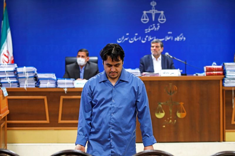 © Reuters. فرنسا تندد بإعدام صحفي معارض في إيران وتصفه بالعمل 