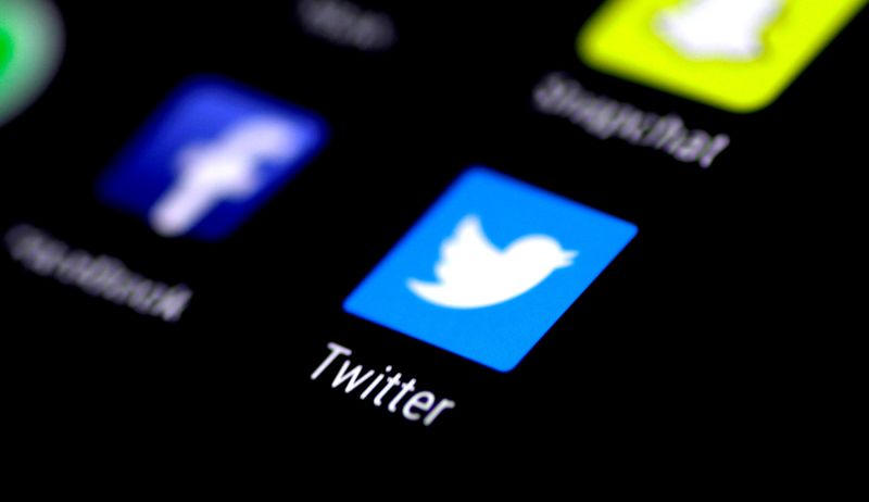 &copy; Reuters. FILE PHOTO: The Twitter application is seen on a phone screen