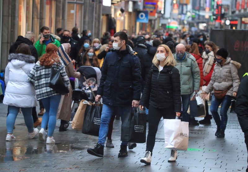 © Reuters. FILE PHOTO: Cologne's shopping street crowded during the coronavirus pandemic