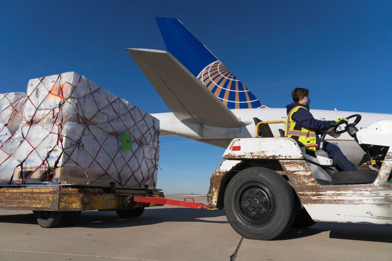 &copy; Reuters. FOTO DE ARCHIVO: Un cargamento de vacunas contra el coronavirus de Pfizer en el Aeropuerto Internacional O&apos;Hare en Chicago, Illinois, EEUU, el 2 de diciembre de 2020