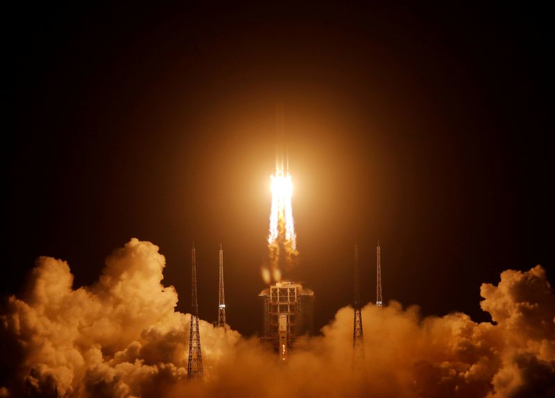 &copy; Reuters. FILE PHOTO: The Long March-5 Y5 rocket, carrying the Chang&apos;e-5 lunar probe, takes off from Wenchang Space Launch Center, in Wenchang