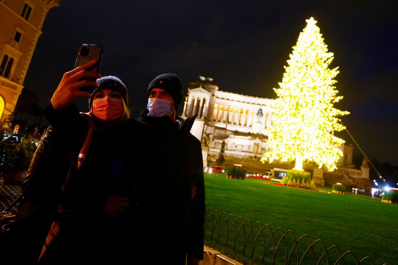 &copy; Reuters. FILE PHOTO: General view of the Christmas tree at Piazza Venezia in Rome